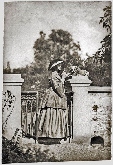 Dame au chien dans son jardin © vers 1865 Charles Nègre courtesy Archives Communales de Grasse