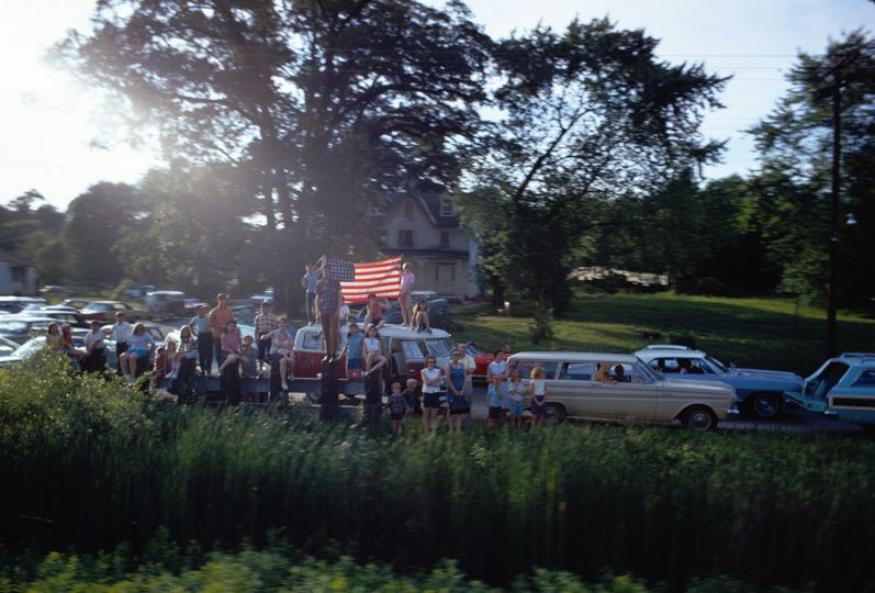 Untitled from the RFK Train Portfolio., 1968 © Paul Fusco - Courtesy James Danziger Gallery / Peter Fetterman Gallery