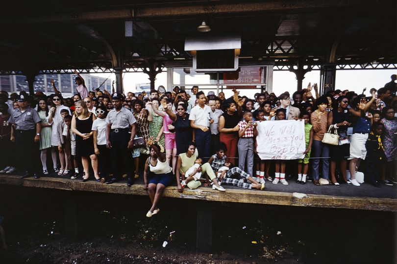 Untitled from the RFK Train Portfolio., 1968 © Paul Fusco - Courtesy James Danziger Gallery / Peter Fetterman Gallery