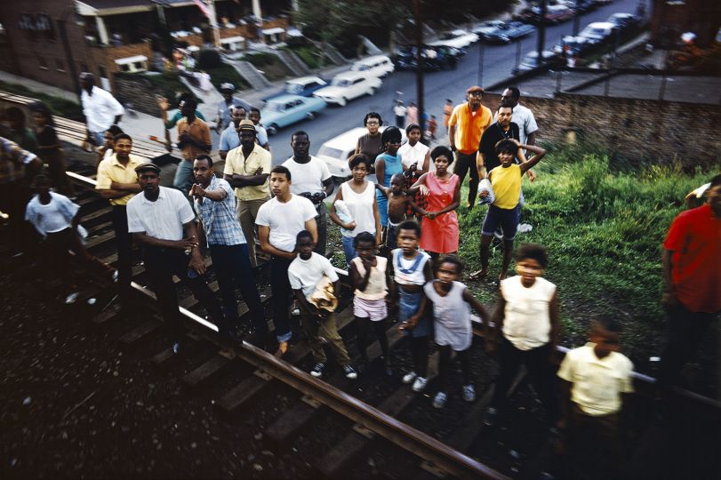 Untitled from the RFK Train Portfolio., 1968 © Paul Fusco - Courtesy James Danziger Gallery / Peter Fetterman Gallery