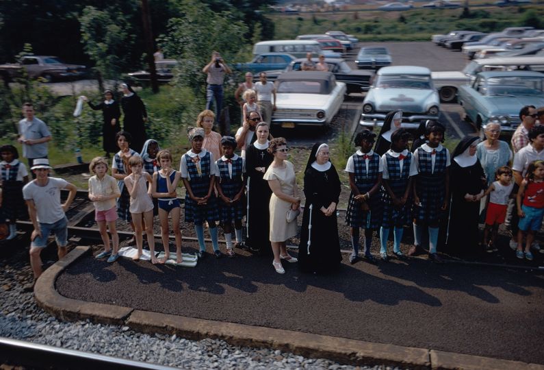 Untitled from the RFK Train Portfolio., 1968 © Paul Fusco - Courtesy James Danziger Gallery / Peter Fetterman Gallery