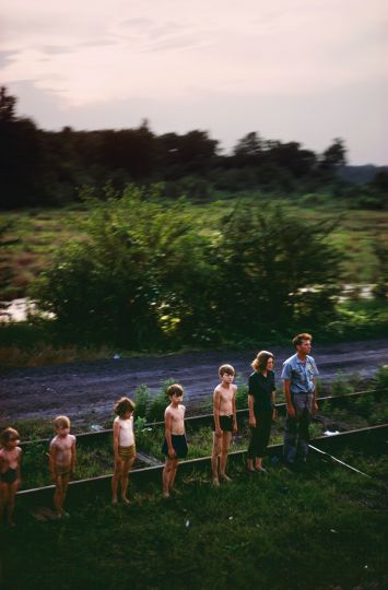 Untitled from the RFK Train Portfolio., 1968 © Paul Fusco - Courtesy James Danziger Gallery / Peter Fetterman Gallery