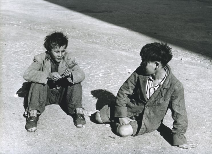 Gitans, Palais des Papes, Avignon, 1946 © Sabine Weiss – Courtesy Les Douches la Galerie