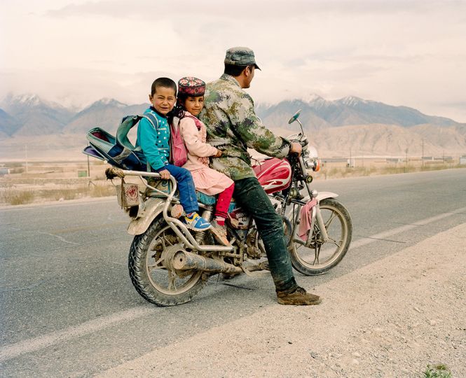 Patrick Wack, Out West, May 2016. Xinjiang Uyghur Autonomous Region, China. Tajik father and children on the departure on the Karakoram highway that connects the Western Chinese province of Xinjiang with Pakistan and for quite a stretch runs along the Tajik border. Mai 2016. Région Autonome Ouïghoure du Xinjiang, Chine. Père et enfants tadjiks sur la route du Karakorum à l’extrême ouest de la région autonome du Xinjiang, Lauréat 2019, courtesy de l'artiste