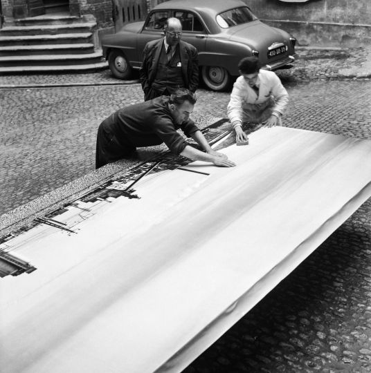 Atelier Dieuzaide, rue Joutx-Aigues, séance de collage dans la cour, 1956.