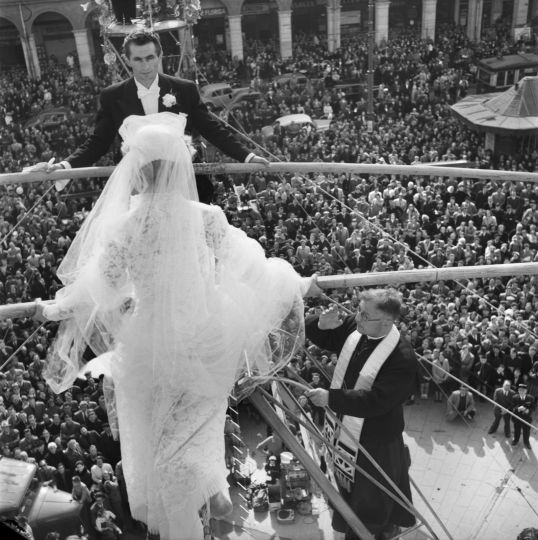 Le mariage des funambules, place du Capitole, Toulouse, 1954