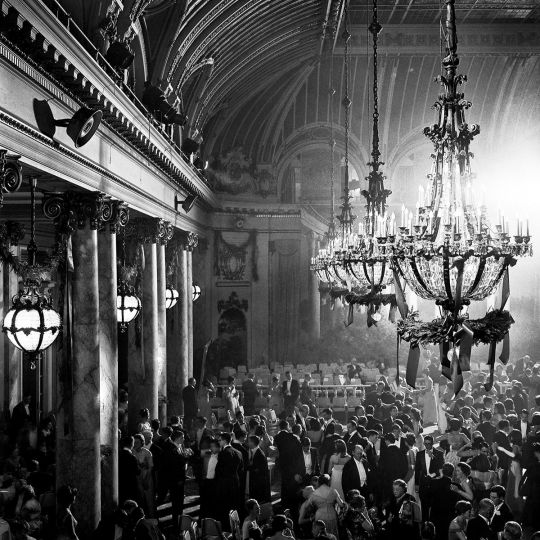 San Francisco, The Cotillion, Debutante Ball - Palm Court, Palace Hotel, 1958 © Fred Lyon - Courtesy Peter Fetterman Gallery
