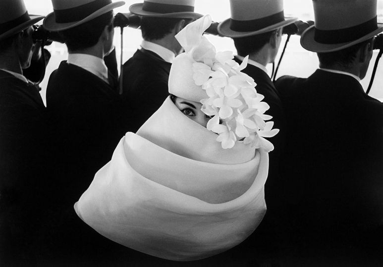 Frank Horvat - Chapeau Givenchy, Paris,
pour Jardin des Modes, 1958
Tirage jet d’encre moderne © Studio Frank Horvat, Boulogne-Billancourt