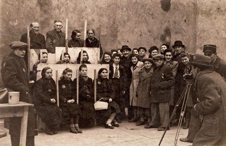 Photography and the Holocaust : Then & Now : Henryk Ross: The Łódź Ghetto Photographs