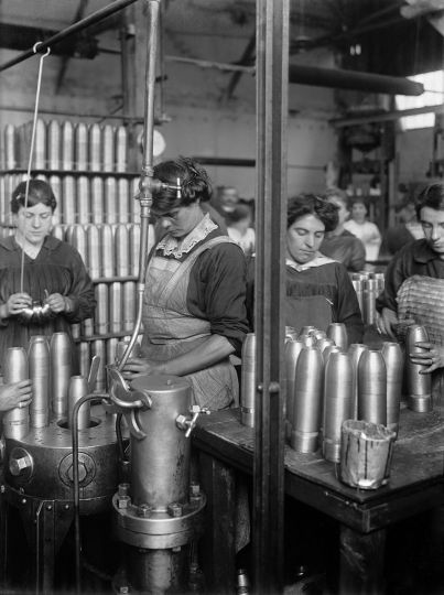 Guerre 1914-1918. Femmes travaillant dans une usine de munitions
