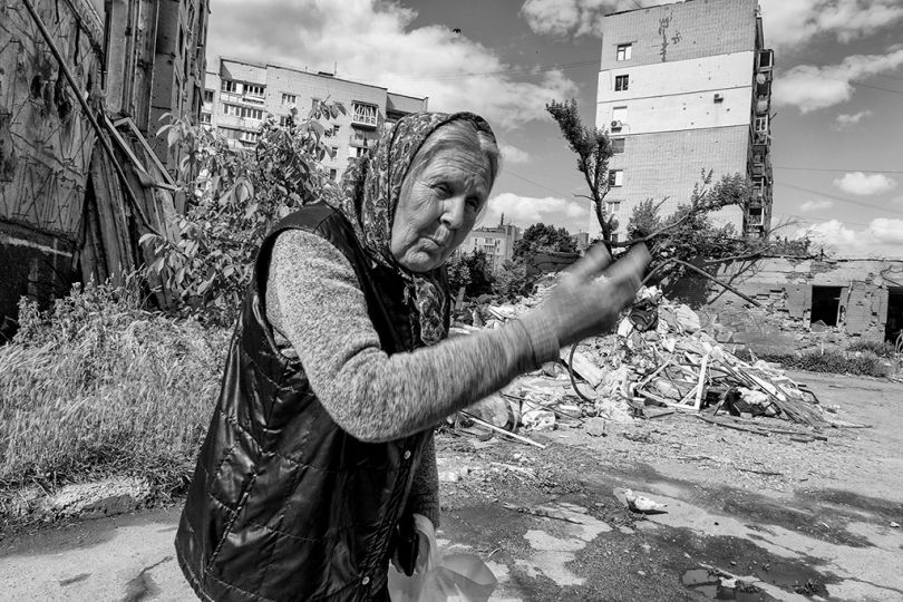 A civilian victim in front of her destroyed apartment in Chernihiv © Pierre Toutain-Dorbec
