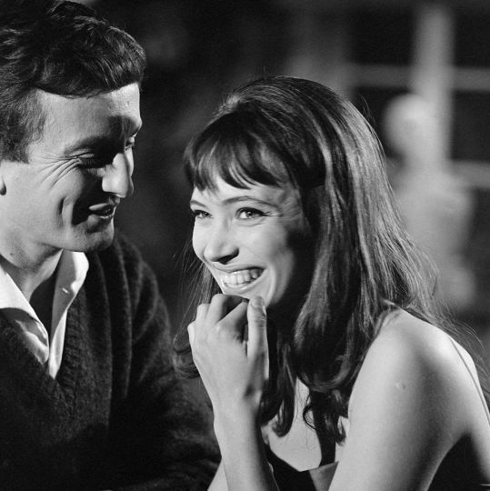 Claude Rich (1929-2017), acteur français et Anna Karina (1940-2019), actrice franco-danoise, sur le tournage du film 