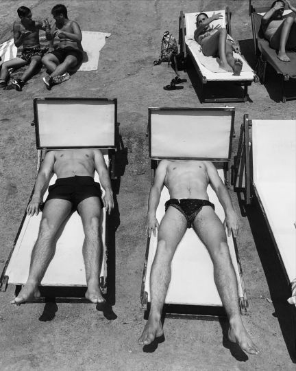 Brett Lloyd, Scoglione di Marechiaro, 2021, from the series 'Napoli, Napoli, Napoli' © Brett Lloyd / Thomas Dane Gallery