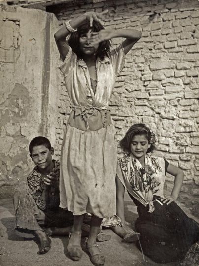 Passage de la Vinyeta dans le quartier gitan de Montjuïc. Barcelone, ca. 1950 © Jacques Léonard. Archives Famille Jacques Léonard/Photographic Social Vision.