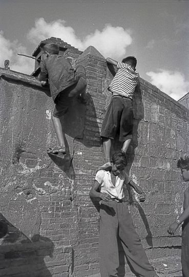 Quartier gitan. Montjuïc. Barcelone, 1955 © Jacques Léonard. Archives Famille Jacques Léonard/Photographic Social Vision.