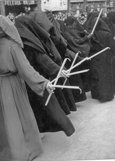 Procession de la semaine sainte. La Rambla de Sainte Monique. Barcelone, ca. 1960 © Jacques Léonard. Archives Famille Jacques Léonard/Photographic Social Vision.