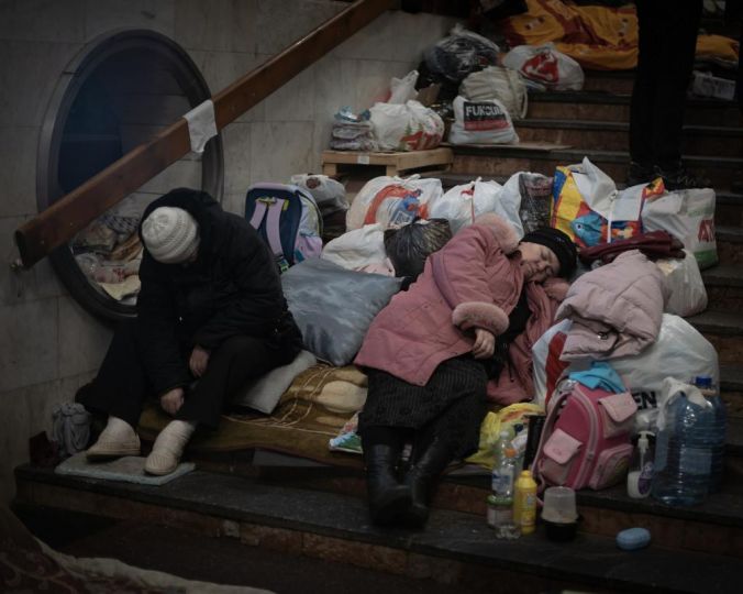 UKRAINE. Kharkiv. Des habitants se sont réfugiés dans le métro de la ville pour échapper aux bombardements. 4 avril 2022. UKRAINE. Kharkiv. Residents took refuge in the city's metro to escape the bombing. 4 April 2022. © Chloé Sharrock/MYOP Ukraine, Kharkiv, le 4 avril 2022. Des habitants se sont réfugiés dans le métro de la ville pour échapper aux bombardements. Reportage réalisé en commande pour Le Monde