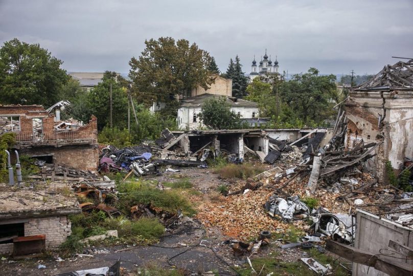 UKRAINE. Oblast de Kharkiv. 25-28 septembre 2022. Reportage dans lOblast de Kharkiv à la suite de la contre offensive menée par larmée Ukrainienne en septembre 2022. Ville dIzioum libérée le 11 septembre 22. Vue de la ville depuis le Commissariat principal de la ville. Il a été occupé et utilisé comme prison par larmée russe et selon des témoignages par de cruelles forces séparatistes venues du Donbass. Dans ce lieu étaient enfermés, malmenés parfois torturés et violés les habitants de la ville soupçonnés dêtre restés loyaux à lUkraine. UKRAINE. Kharkiv Oblast, Izium. 25-28th september 2022. The city of Izium after it was liberated from Russian forces. © Guillaume Binet/MYOP Ukraine, Oblast de Kharkiv, le 25 septembre 2022. Vue de la ville depuis le Commissariat principal. Reportage réalisé en commande pour L’OBS