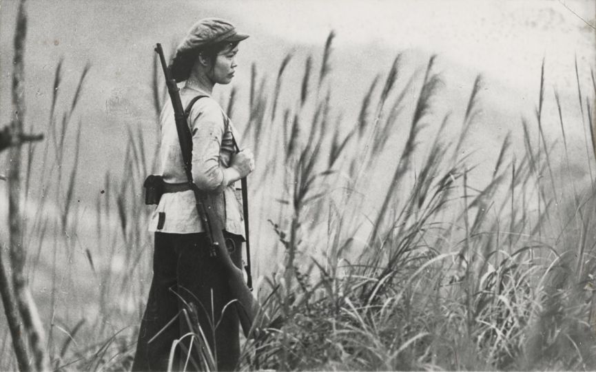 [North Vietnamese soldier Nguen Thi-Hai stands guard], circa 1965 © Keystone Press Canada / courtesy Stephen Bulger Gallery