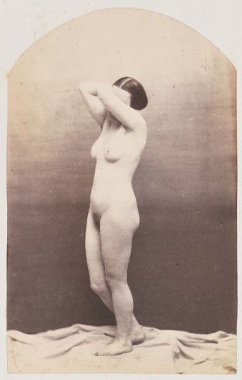 Nadar, Marie-Christine Roux, étude de nu pour le peintre Jean-Léon Gérôme, c. 1855-1859, Tirage sur papier salé monté sur carton, cachet sec sur le montage « Nadar & Ce – Société de photographie artistique 113 R. St. Lazare », carton de montage portant le cachet sec « Papeterie J. Berville Chaussée d‘Antin, Paris », 13,2 x 9,2 cm (46,5 x 30,5 cm), 6000/8000 €