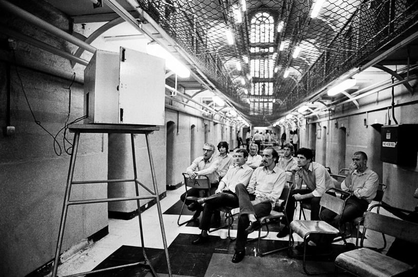 Prisoner with their girlfriends and wives during visiting time. Pentonville Prison, London. England © Mark Abrahams - Courtesy of Bluecoat Press