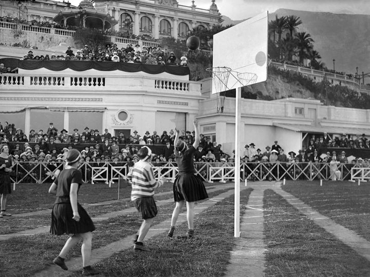 Match de basketball entre l'équipe d'Italie et l'équipe de Tchécoslovaquie (15-13) lors de la IIIe Olympiade féminine d'athlétisme de Monte-Carlo. Monte-Carlo, 4 -7 avril 1923