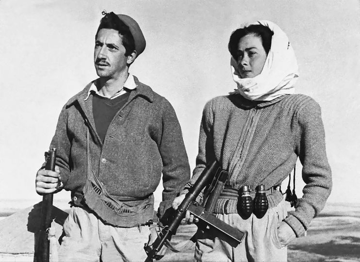 10.20 Unknown photographer. Jewish combatants, Israel, May 20, 1948. Variable dimensions. Gelatin silver print. Keystone-France/Gamma-Keystone.