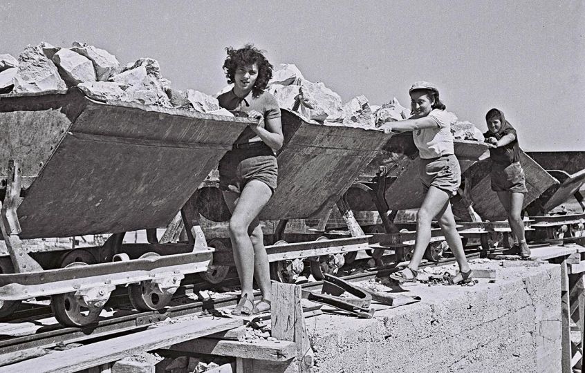 10.21 Unknown photographer. Kibbutz members working at the stone quarry of kibbutz Ein-Harod, 1941. Variable dimensions. Gelatin silver print. Government Press Office.