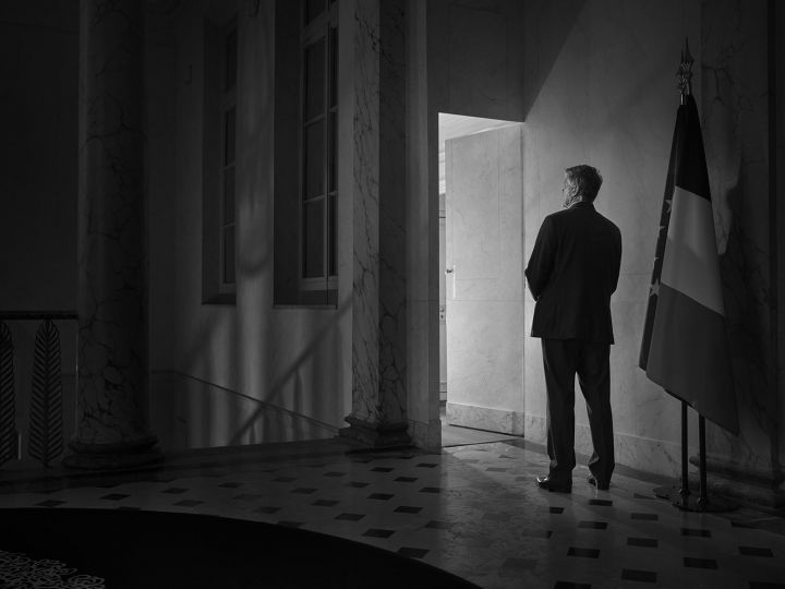 Les Invisibles de l'Élysée. Mike. Épaule du président © Sacha Goldberger - Courtesy of the artist