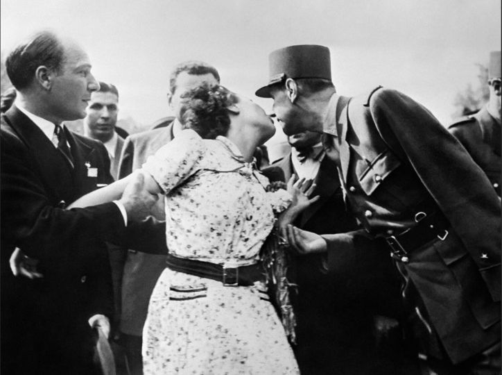 Une Parisienne, l’épouse du cameraman Gaston Madru, manifeste sa joie en embrassant le général de Gaulle lors du défilé du 26 août sur les Champs-Elysées - Photo © AFP