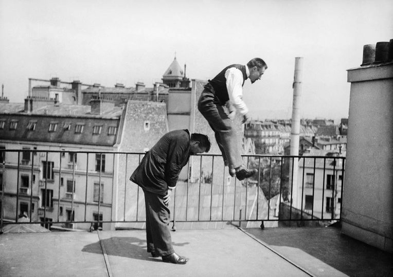 Partie de saute-mouton. Paris, 1896. Photographie Henri Roger (1869-1946).