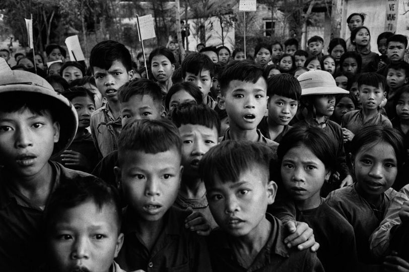 Nord Vietnam, 1969. Les enfants sortent d'une petite écolede village sur la côte. Comme leurs regards étonnés leprouvent, ils ont rarement vu un occidental. © Fonds Marc Riboud au musée Guimet