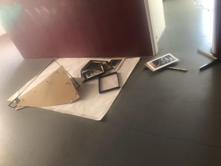 Vue de l'exposition avec le saccage et la destruction des œuvres © Kamille Lévêque Jégo / NegPos