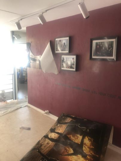 Vue de l'exposition avec le saccage et la destruction des œuvres © Kamille Lévêque Jégo / NegPos