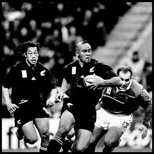 La mêlée par Michel Birot / Agence Gamma-Rapho - Le néo-zélandais Jonah Lomu lors de la demi-finale de la coupe du monde de rugby contre la France. Twickenham au Royaume-Uni, le 31 octobre 1999. Photo : Michel BIROT / Gamma-Rapho