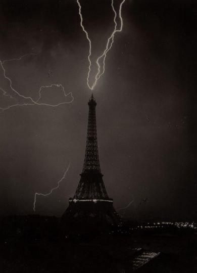 Gabriel Loppé (1825-1913) La Tour Eiffel foudroyée pendant un orage Le 2 juin 1902 Épreuve au gélatino-bromure d'argent (papier citrate) 22,5 x 15,5 cm. 8000 euros