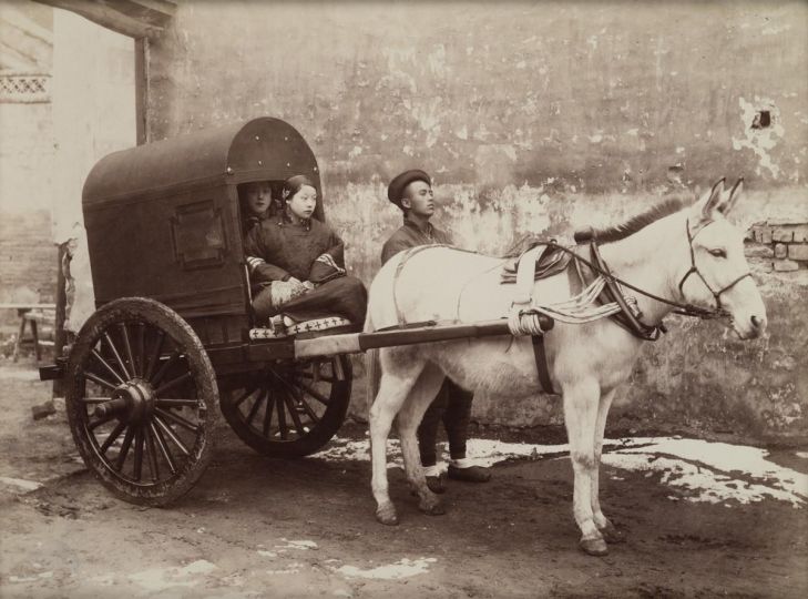 Sanshichiro Yamamoto, Women in Peking Cart, albumen silver print, c.1900 © Loewentheil China Photography Collection