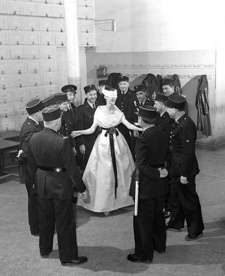 Ivy Nicholson préfecture de police, Paris, 1954 © Archives Georges Dambier