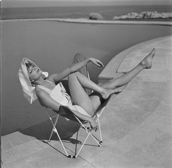 Marie-Hélène Arnaud, piscine de l'Eden Roc, Cap d'Antibes, 1957 © Archives Georges Dambier