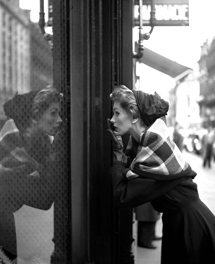 Suzy Parker, Paris, 1952 - © Archives Georges Dambier - Courtesy of Peter Fetterman gallery