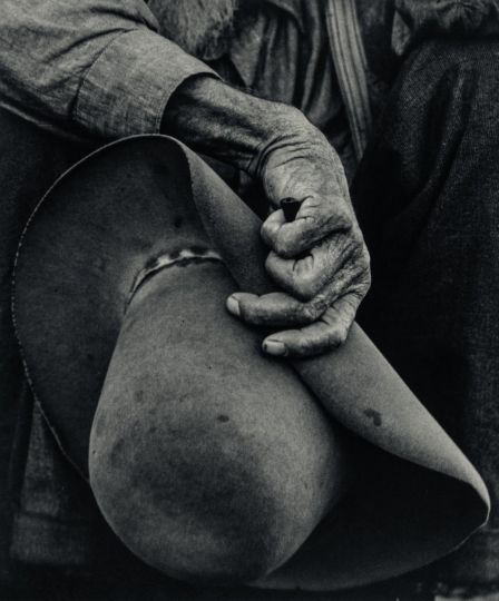 Dorothea Lange, Sans titre [Main et chapeau de travailleur], 1938 © The Dorothea Lange Collection, the Oakland Museum of California, City of Oakland. Gift of Paul S. Taylor, Courtesy Wilson Centre for Photography