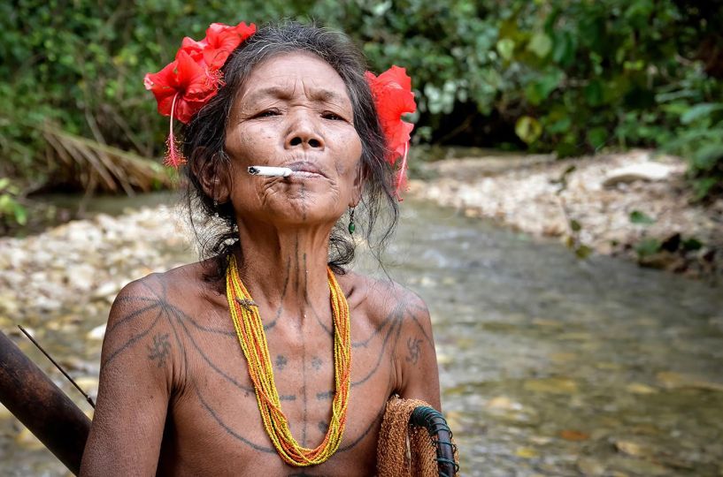 Marion Staderoli, Femme de la tribu animiste Mentawaï (ou « Hommes fleurs »), 2015 Îles de Mentawaï au large de Sumatra, Indonésie © Marion Staderoli