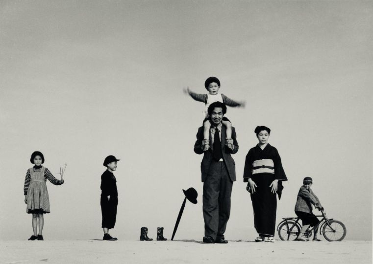 Shōji Ueda, Papa, maman et les enfants, 1949 © Photo Shōji UEDA, Courtesy Wilson Centre for Photography