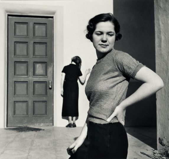 John Gutmann, Haussement d’épaules, 1935 © Center for Creative Photography, Arizona Board of Regents, Courtesy Wilson Centre for Photography