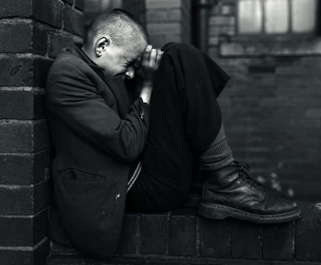 Chris Killip, Jeune sur un mur, Jarrow, Tyneside, 1976 © Chris Killip Photography Trust / Magnum Photos, Courtesy Wilson Centre for Photography