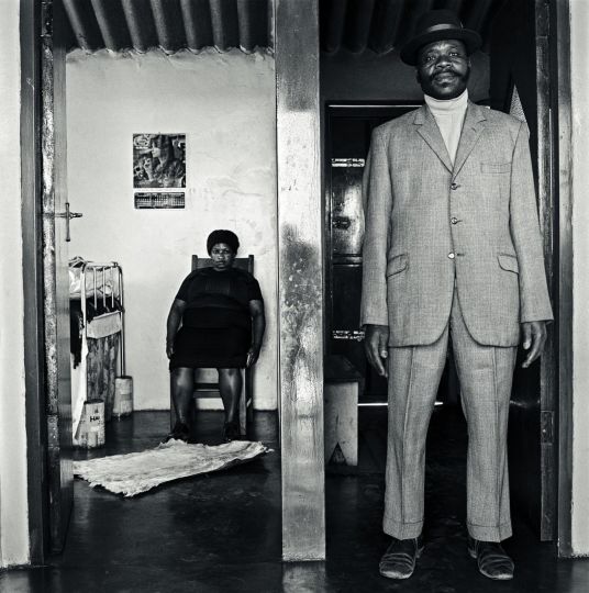David Goldblatt, George et Sarah Manyani, 3153 Emdeni Extension. Août 1972, 1972 © David Goldblatt, Courtesy Marian Goodman, Johannesburg / Wilson Centre for Photography