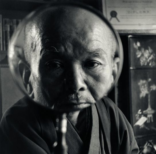 Horace Bristol, Portrait d’un voyant à la loupe, Tokyo, 1946 © The Horace and Masako Bristol Trust, Courtesy Wilson Centre for Photography