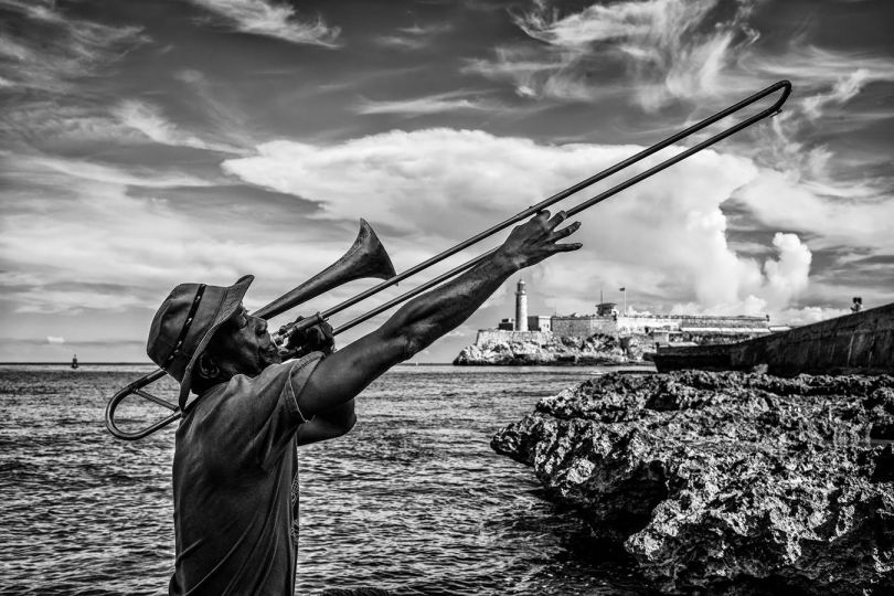 Musician at the Malecon © Luis Casadevall