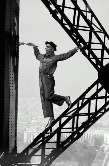 Hommage à Marc RIBOUD, Le peintre de la Tour Eiffel, 1953, 2014 © Catherine BALET / Courtesy Galerie Bigaignon « Looking for the Masters » En collaboration avec Ricardo Martinez Paz.