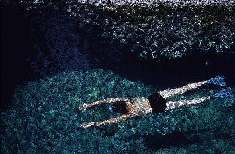 Ernst Haas - The Swimmer, Greece, 1970 Tirage chromogène posthume contrecollé sur aluminium, réalisé par le laboratoire Picto en 2023 © Ernst Haas Estate Courtesy Les Douches la Galerie, Paris
